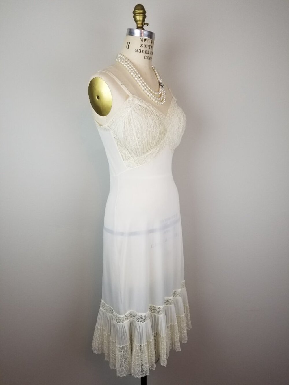 Gorgeous Vintage 1950's Cream Pleated Lace Slip with Flounce Size 36 - Picture 9 of 9